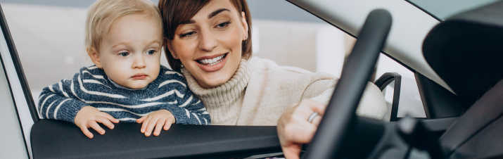 ¿Niños en el auto? Todo lo que debes saber para un traslado seguro Mujer explicando a su hijo