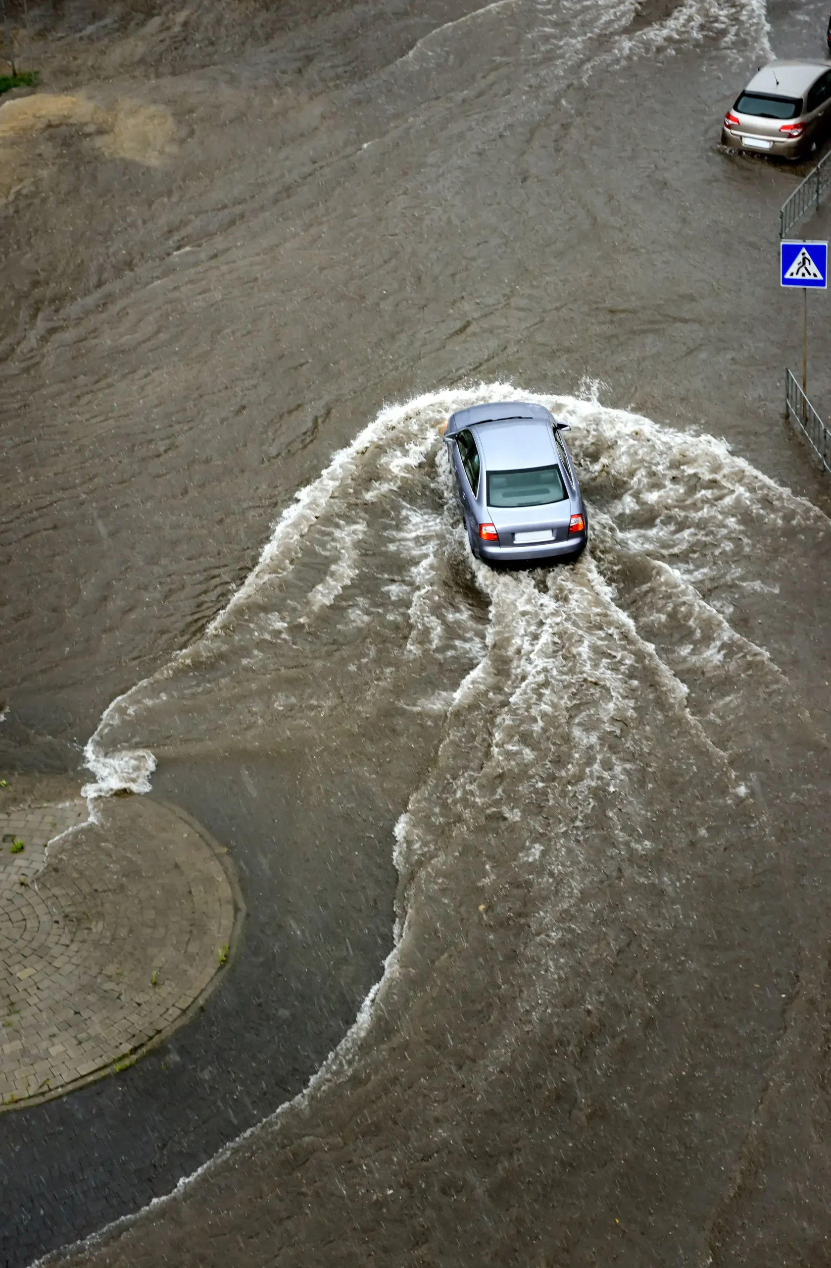 proteger bienes carro inundaciones scaled